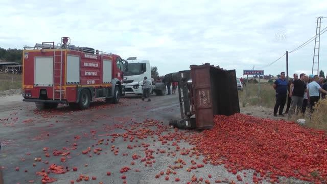 ÇANAKKALE - Tırın çarptığı domates yüklü traktördeki 5 kişi yaralandı