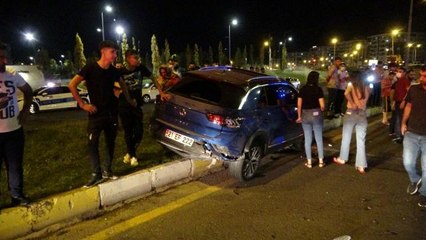 Yaya çarpmamak için yavaşladı, arkadan araç çarpınca yayaların üzerine uçtu: 3 yaralı