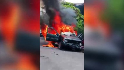 ext-vehiculo-en-llamas-cuerpo-en-asiento-trasero-130921