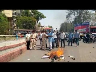 लातूरमध्ये कार्यकर्त्यांनी जाळला खासदारांचा पुतळा