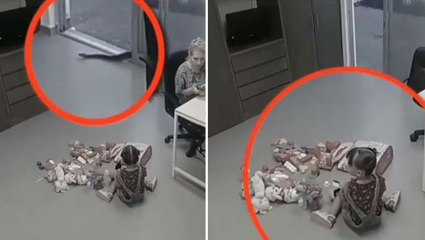 Videoyu izleyenler mucizeye tanıklık etti! Küçük kız, odaya giren yılanla burun buruna geldi