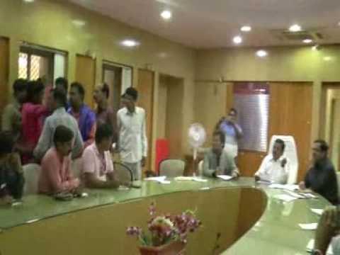 पँथर सेनेच्या कार्यकर्त्यांची कुलगुरूंच्या विरोधात घोषणाबाजी