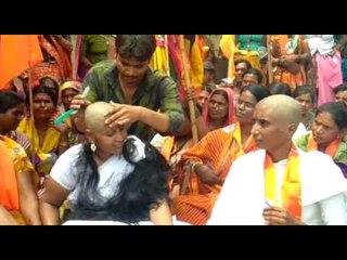 कर्जमाफीसाठी शिवसेना महिला पदाधिकाऱ्यांचं मुंडन