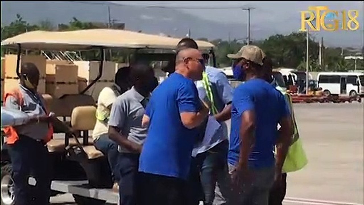 Dirijan òganizasyon Degaje nou pote 4 tòn materyèl medikal pou ede moun okay ak Kavayon jwenn swen.