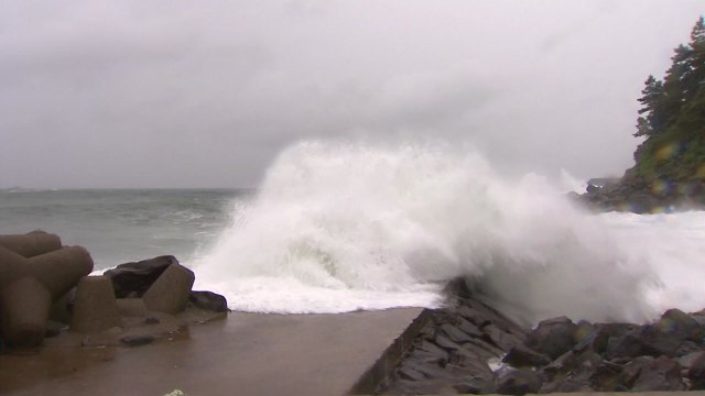 [날씨] 태풍 '찬투' 북상...제주도 호우, 중부 맑고 더워 / YTN
