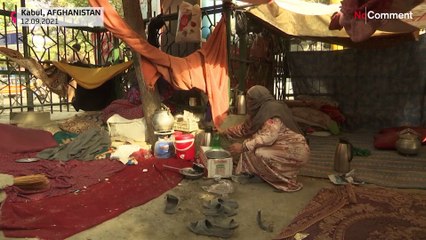 شاهد: أفغان يبيعون مستلزماتهم الخاصة من أجل شراء الغذاء أو الهجرة من البلاد