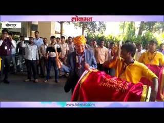 'आयकॉन ऑफ सोलापूर' कार्यक्रमादरम्यान ढोल वाजवताना राजेंद्र दर्डा