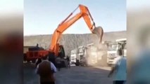 Maaşı ödenmeyen işçi iş makinesiyle kamyonları parçaladı