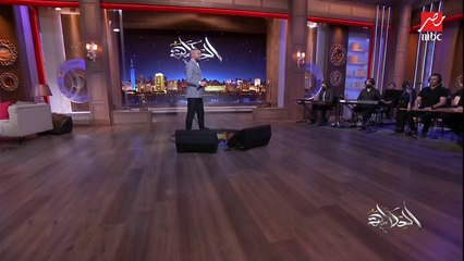 بأداء مؤثر جدًا.. تامر عاشور يغني (بقول عادي)