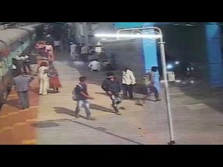 रेल्वे अपघातातून थोडक्यात बचावला चिमुकला