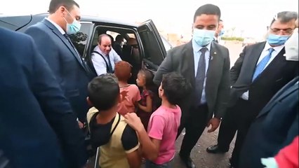 الرئيس السيسي يتبادل التحية والحديث مع المواطنيين في منطقة الرويسات بشرم الشيخ