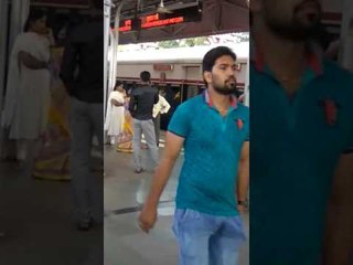 पुण्यात पासधारकांनी डेक्कन क्वीन धरली रोखून, प्रवाशांचा खोळंबा