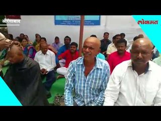 रस्त्याच्या मागणीसाठी नागरिकांनी टक्कल करून केला निषेध