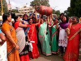 गॅस अनुदान बंद करण्याच्या निर्णयाविरोधात अकोल्यात महिला काँग्रेसची निदर्शने