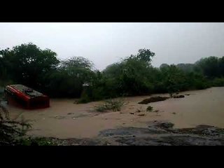मुसळधार पावसामुळे एस. टी पाण्यात फसली.