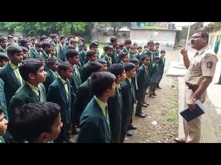 पोलीस काकांचे विद्यार्थ्यांना समुपदेशन