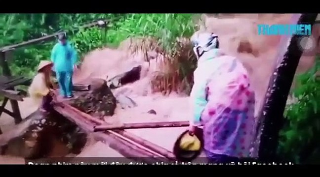 Clip người phụ nữ cõng con 2 tuổi vượt dòng nước lũ