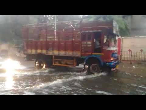 मुसळधार पावसानं मुंबई जलमय, सखल भागात पाणी साचल्यानं उड्डाणपुलाखाली वाहतूक कोंडी