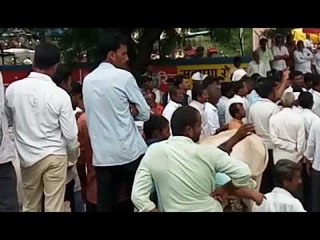 कांद्याचे लिलाव कमी दरात पुकारल्याने शेतकऱ्यांचा रास्तारोको