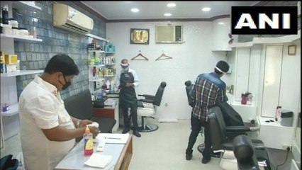 पहली बार बाल कटवाते वक्त जोर-2 से रोने लगा बच्चा, नाइयों ने गाया गाना, बच्चे ने चुपचाप कटवाए बाल