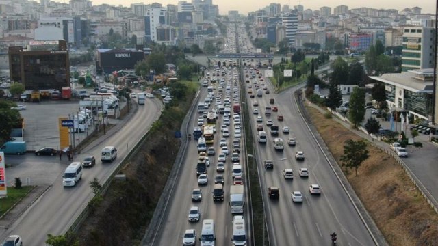 İstanbul’da sürücüler yollara döküldü, trafik yoğunluğu yüzde 60’ı gördü