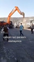Ücretini alamayan işçi, iş makinesiyle kamyonları parçaladı