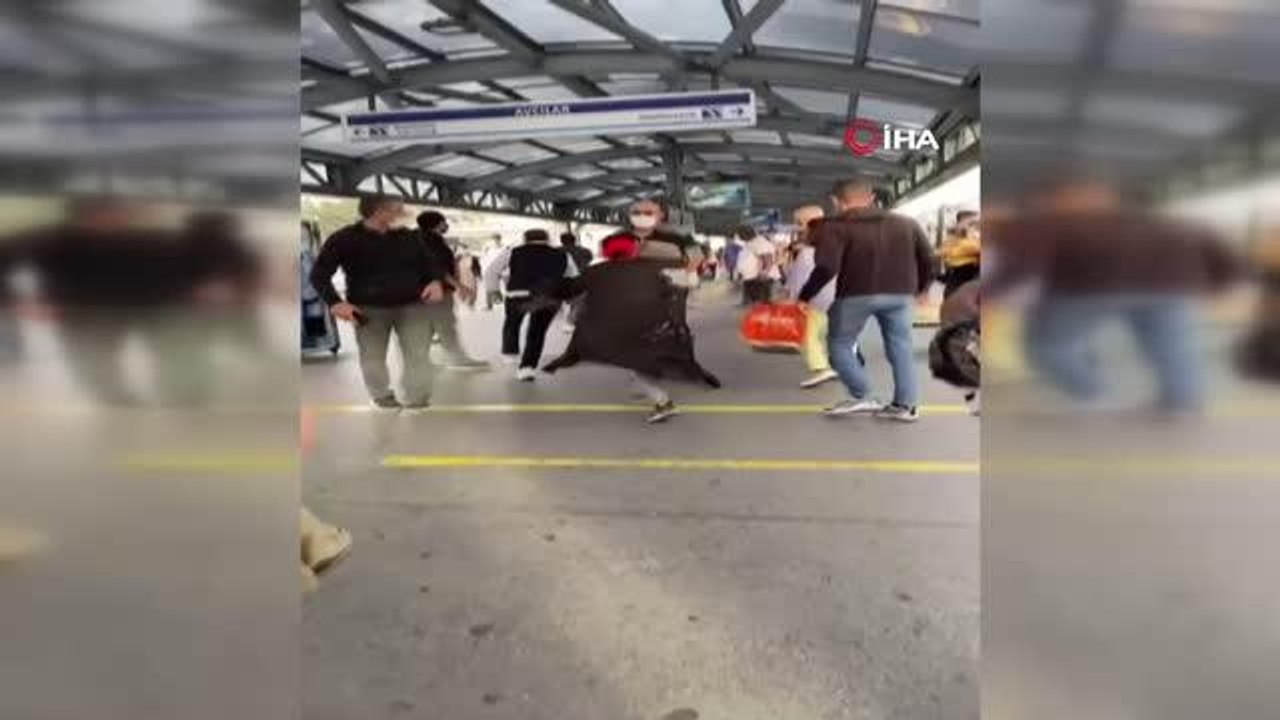 Avcılar'da metrobüs durağında 'beni ittin' kavgası