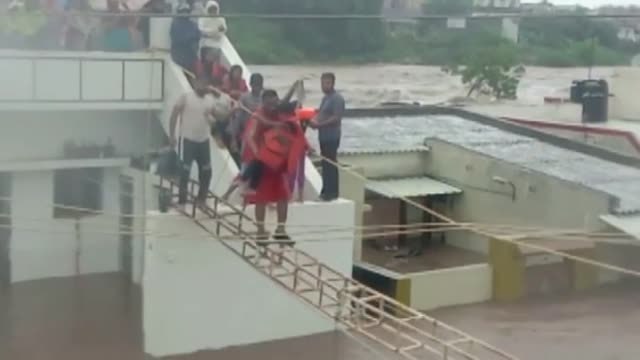 Más de 300 personas han sido rescatadas por las fuertes lluvias que azotan el oeste de la India