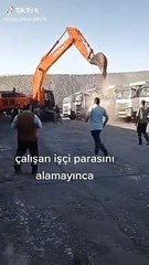 Parasını alamayan kepçe operatörü çıldırdı! Kamyonları böyle parçaladı