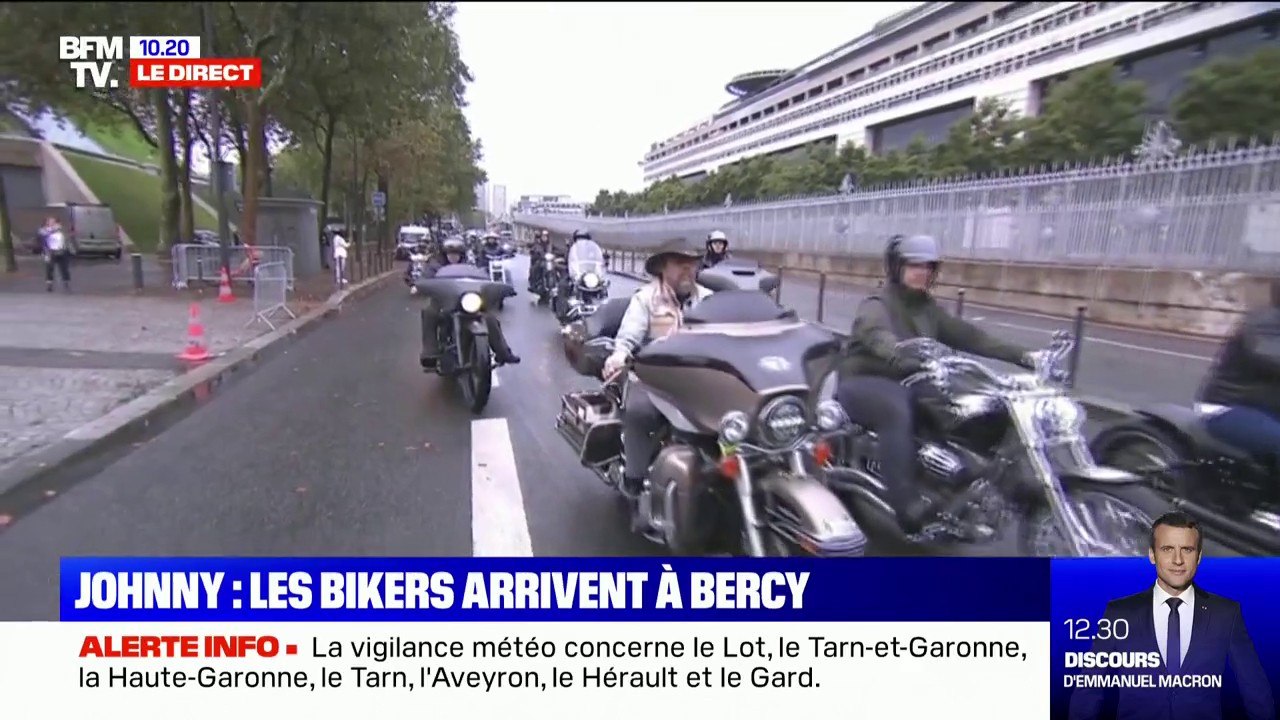 Les bikers arrivent à Bercy pour l'inauguration de la statue de Johnny Hallyday