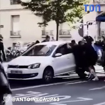 Des rugbymen soulèvent un voiture à la force des bras