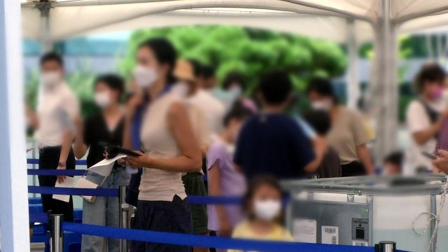 비수도권 이틀 연속 3백 명대 확진...부산 3가족 여행 집단 감염 / YTN