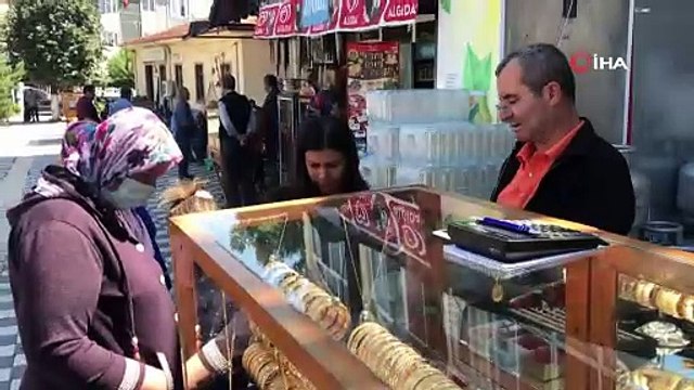 Bu da seyyar kuyumcu... Simit satar gibi altın bilezik satıyor!