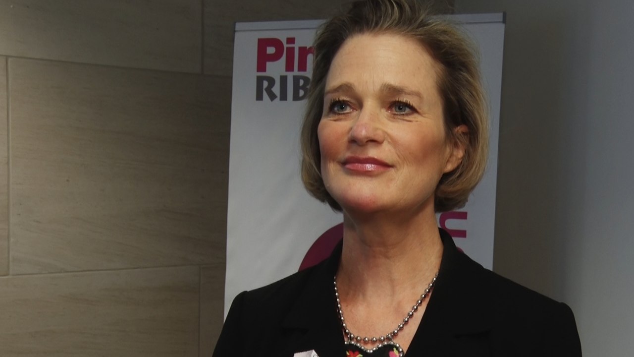 La princesse Delphine dévoile le ruban qu'elle a réalisé pour Pink Ribbon