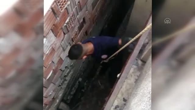 Son dakika haber: İki evin arasındaki boşluğa düşen kedi yavrusunu itfaiye ekipleri kurtardı