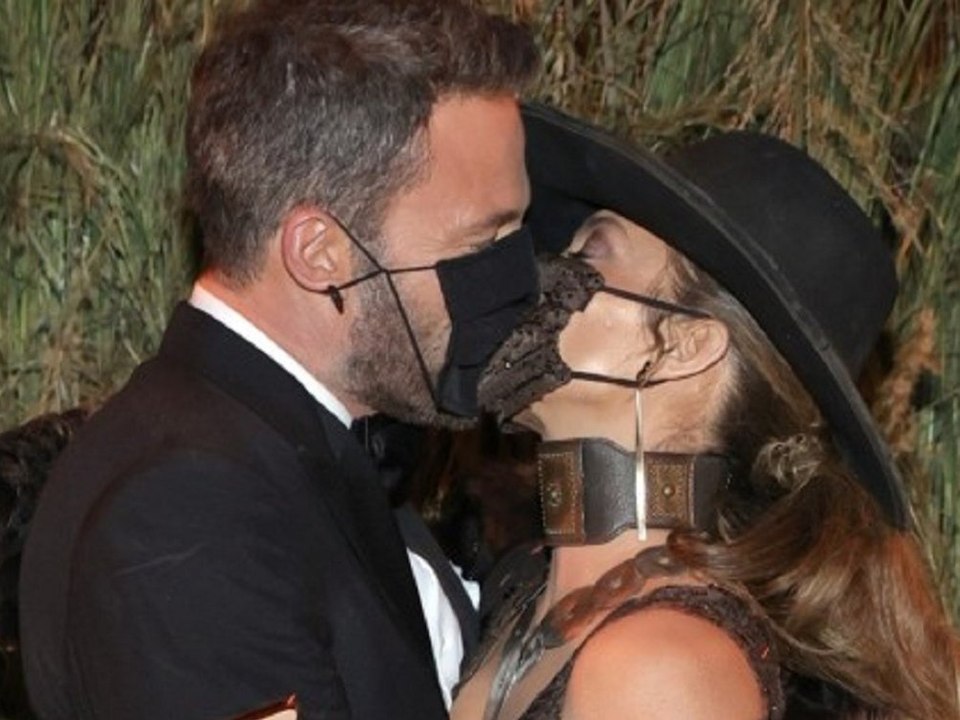 So heiß kann eine Maske sein: Kuss von Bennifer haut alle um