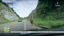 Migrantes haitianos cruzan Chiapas a pie y a un costado de la carretera