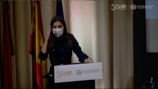 La reina cuenta anécdotas de su paso por la Complutense en el 50 aniversario de la facultad