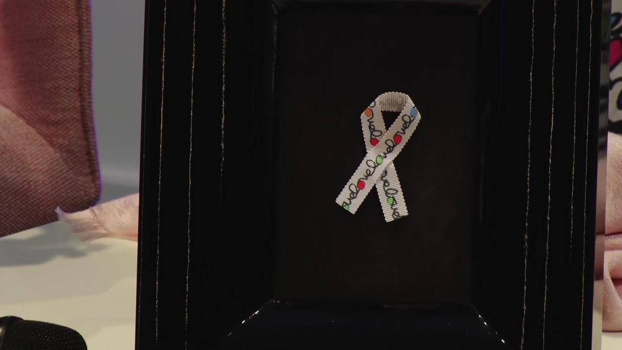 La princesse Delphine dévoile le ruban qu'elle a conçu pour Pink Ribbon