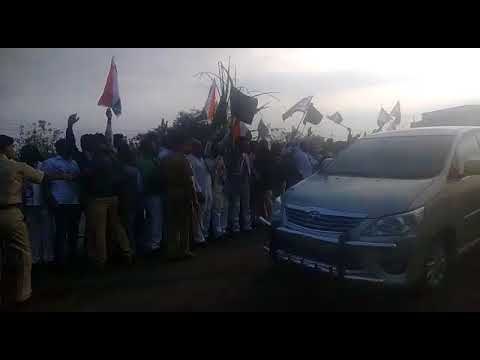 राष्ट्रवादीच्या कार्यकर्त्यांनी चंद्रकांत पाटील यांची गाडी अडविण्याचा केला प्रयत्न