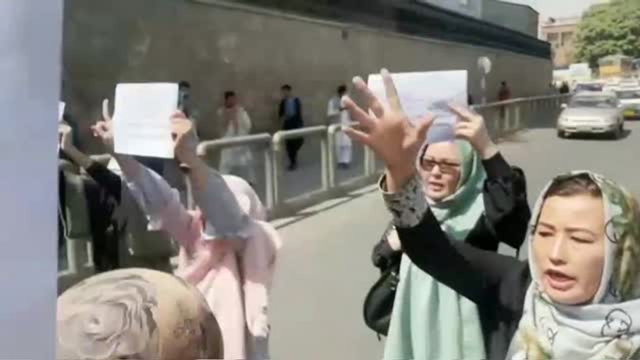 Un dirigente talibán anuncia que las mujeres y los hombres no podrán trabajar juntos