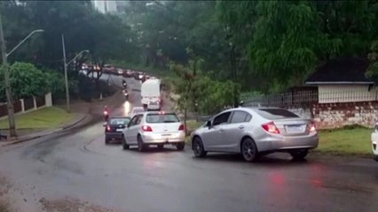 Com chuva, saída do Bairro XVI de Novembro fica ainda mais complicada