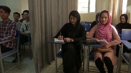 "여성들? 별도 공간에서 일하라"...또 내몰린 아프간 여성들 / YTN