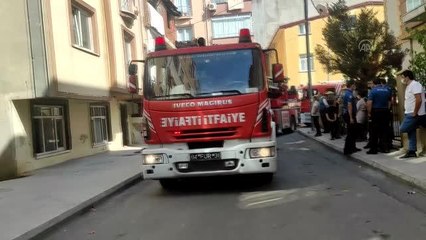 Pendik'te 2 katlı binada çıkan yangın söndürüldü