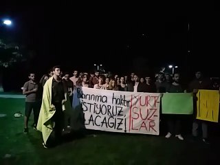 Fahiş kiralar ve yurt ücretlerini protesto eden üniversiteliler sokakta sabahladı