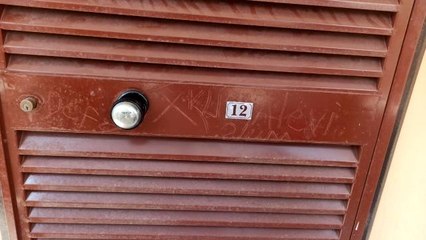 Kapısına yazılan ırkçı söylemleri iltica edebilmek için kendisinin yazdığı ortaya çıktı