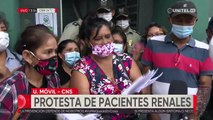 Pacientes renales protestan en oficinas de la CNS en Santa Cruz por falta de medicamentos