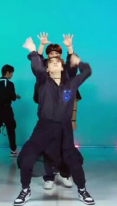 STRAYKIDS - Thunderous