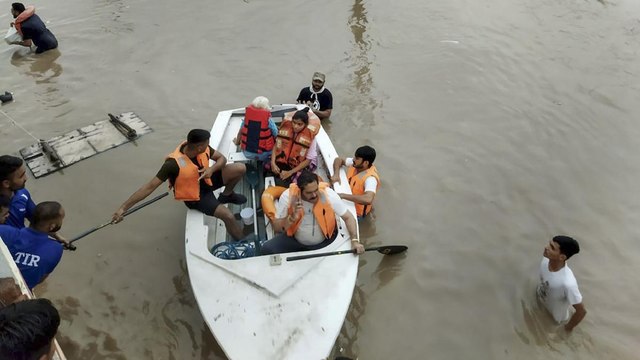 Floods: IAF, Navy called in for rescue in Gujarat