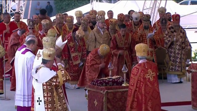 Papa pede 'integração' em visita a bairro de ciganos